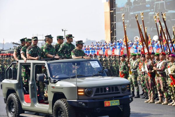 Wakasau Dampingi Panglima TNI Tinjau Gladi Gepaopshormil di Batujajar