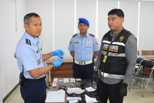 Personel Lanud RSN dan Avsec Gagalkan Penyelundupan 2 Kg Sabu di Bandara SSK II Pekanbaru