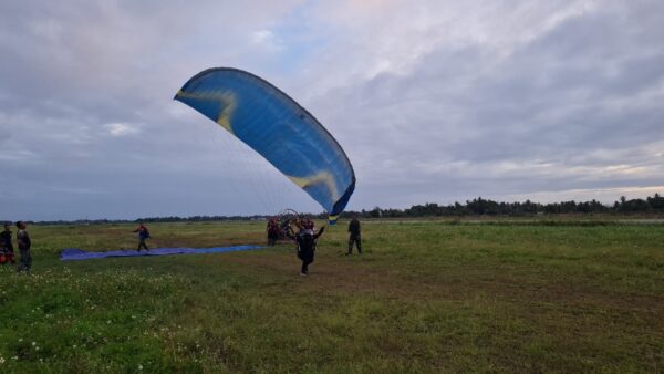 Lanud J.A. Dimara Laksanakan Latihan Paramotor Sambut HUT ke-80 RI