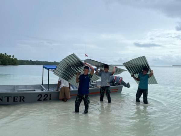 Lanud Manuhua Salurkan Bahan Bangunan untuk Renovasi Gereja dan Balai Desa di Pulau Auki