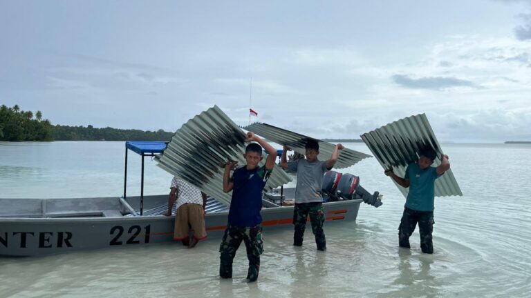 Lanud Manuhua Salurkan Bahan Bangunan untuk Renovasi Gereja dan Balai Desa di Pulau Auki