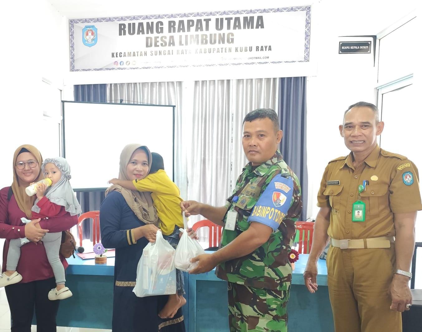 Babinpotdirga Lanud Supadio Dampingi Program “Satu Hari Satu Butir Telur”