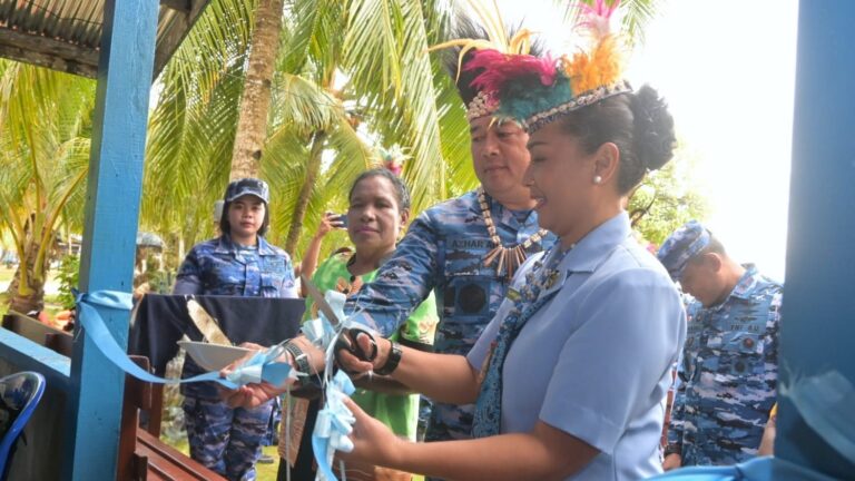 Kodau III TNI AU Hadirkan Kepedulian dan Layanan Kesehatan untuk Warga Pulau Auki