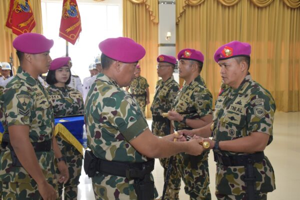 Pangkormar Kukuhkan Jabatan Kadissenlek Kormar dan Dandenipam Marinir