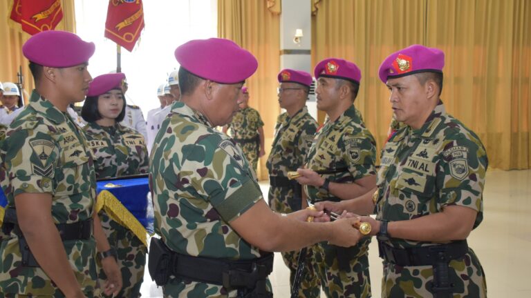Pangkormar Kukuhkan Jabatan Kadissenlek Kormar dan Dandenipam Marinir