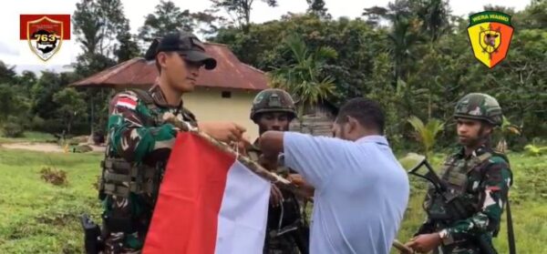Semangat Kemerdekaan Menggelora di Kampung Bori, TNI AD melaksanakan kegiatan gotong royong bersama dengan warga Kab. Maybrat