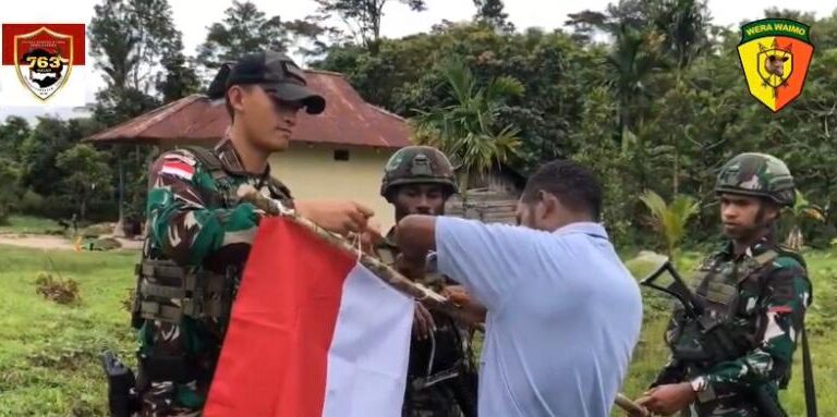 Semangat Kemerdekaan Menggelora di Kampung Bori, TNI AD melaksanakan kegiatan gotong royong bersama dengan warga Kab. Maybrat