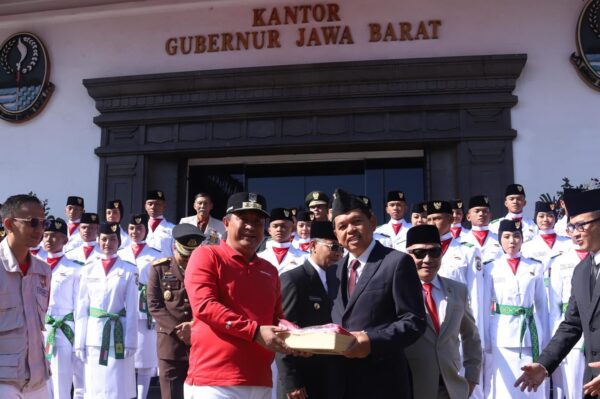 Semarakkan HUT Ke-80 Kemerdekaan RI, Dirjen Polpum Bahtiar dan Gubernur KDM Bagikan Bendera kepada Warga Jabar