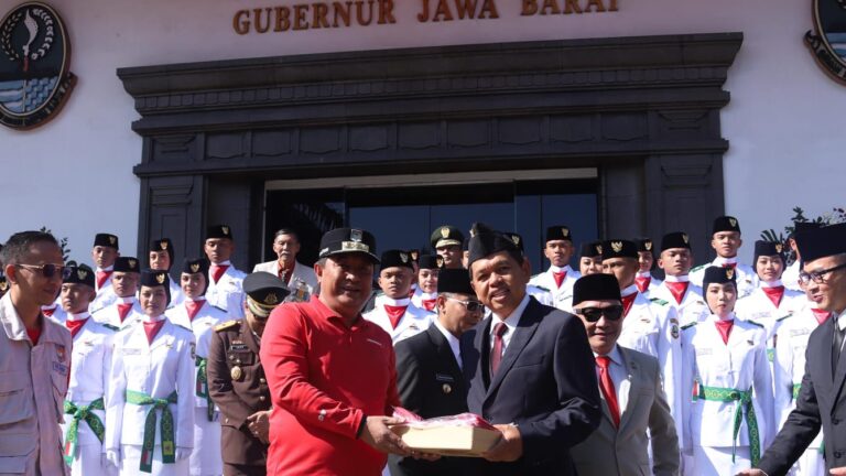 Semarakkan HUT Ke-80 Kemerdekaan RI, Dirjen Polpum Bahtiar dan Gubernur KDM Bagikan Bendera kepada Warga Jabar
