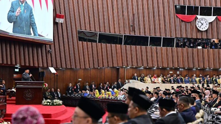 Pada Sidang Tahunan MPR RI dan Sidang Bersama DPR – DPD RI 2025, Panglima TNI bersama dengan Wakil Panglima TNI dan Kepala Staf Angkatan Turut Hadir