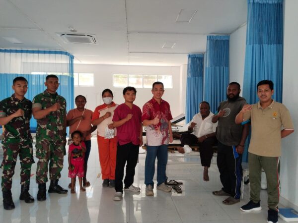 Yonif TP 805/KSW Gelar Bakti Kesehatan Keliling, Evakuasi Kepala Kampung Tanah Merah ke RS J.A. Dimara