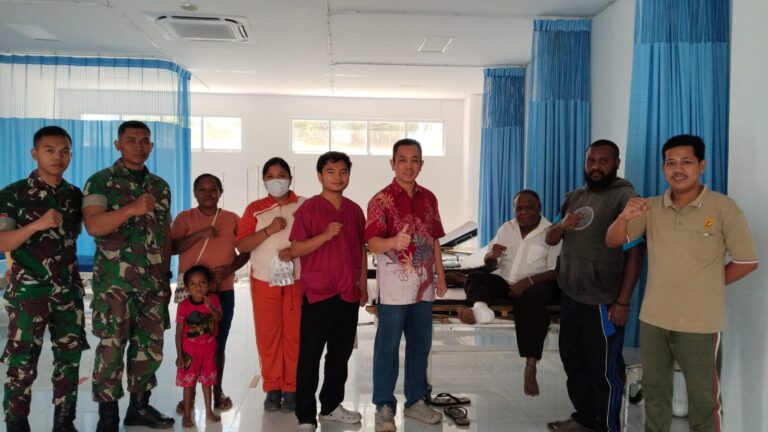 Yonif TP 805/KSW Gelar Bakti Kesehatan Keliling, Evakuasi Kepala Kampung Tanah Merah ke RS J.A. Dimara