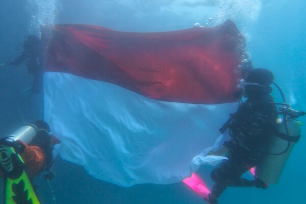 Meriahkan HUT ke-80 Kemerdekaan RI, Merah Putih Dikibarkan dari Dasar Laut di Pulau Mbromsi
