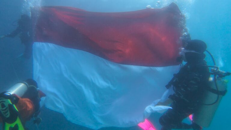 Meriahkan HUT ke-80 Kemerdekaan RI, Merah Putih Dikibarkan dari Dasar Laut di Pulau Mbromsi