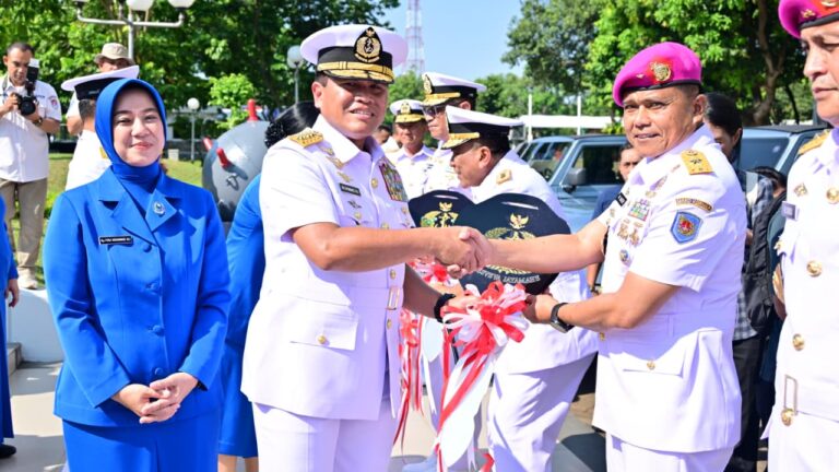 Perkuat Rantis Korps Marinir, KASAL Serahkan Empat Mobil Maung Kepada Kas Kormar