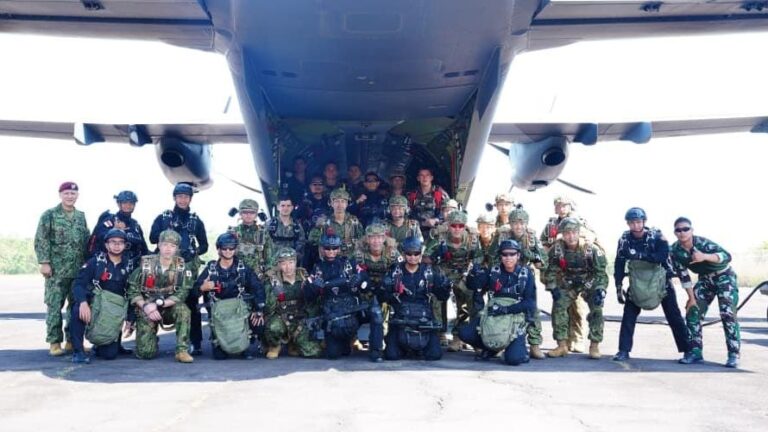 Denmatra 1 Korpasgat TNI AU Tunjukkan Profesionalisme pada Latihan Free Fall Multinasional di Baturaja