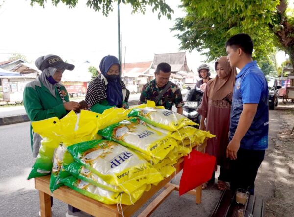 Lanud Sjamsudin Salurkan Beras SPHP Kepada Masyarakat