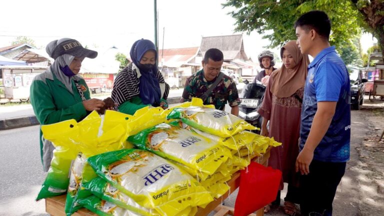Lanud Sjamsudin Salurkan Beras SPHP Kepada Masyarakat