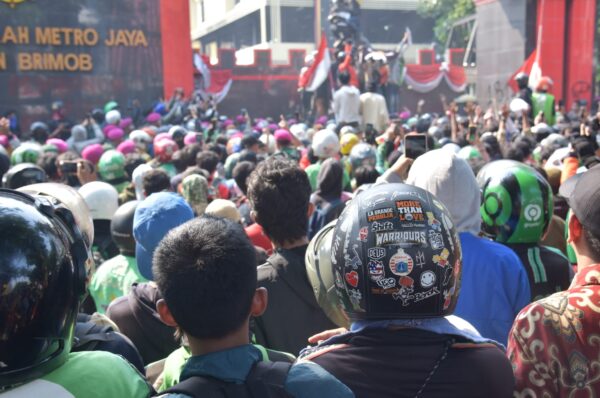 Humanis di Tengah Ricuh, Prajurit Marinir Redam Massa dengan Pendekatan Persuasif