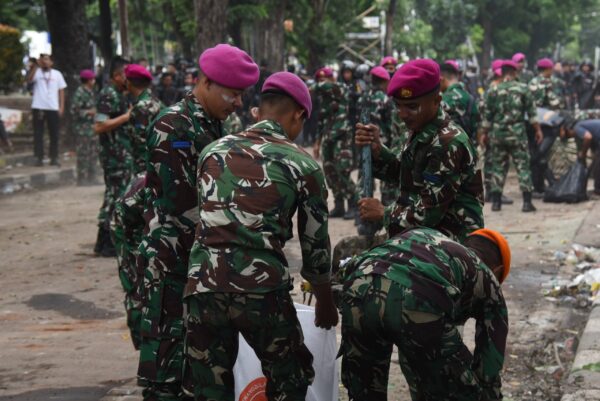 TNI dan Masyarakat Gotong-Royong Pembersihan Jalan Pasca Unjuk Rasa