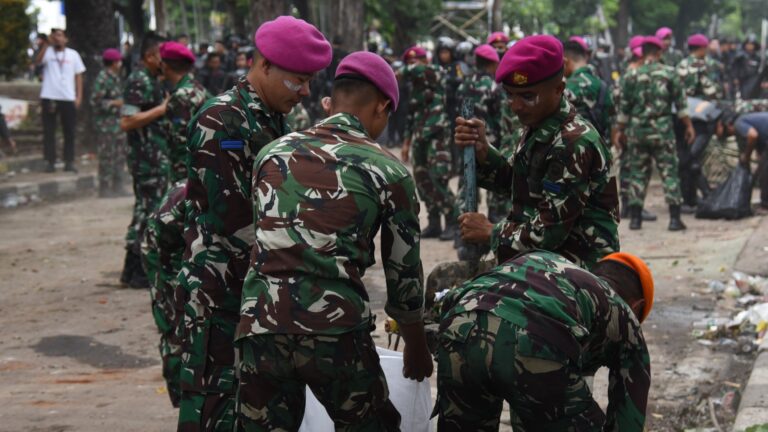 TNI dan Masyarakat Gotong-Royong Pembersihan Jalan Pasca Unjuk Rasa