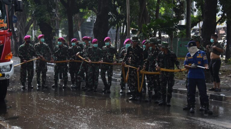 Prajurit Korps Marinir Bersama Masyarakat dan Pemkot Jakarta Pusat Laksanakan Pembersihan Area Publik