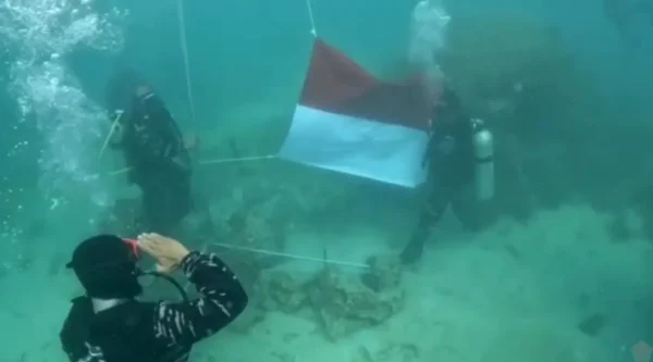 Dari Dasar Laut Pulau Sangiang, TNI AL Kibarkan Bendera Merah Putih Sambut HUT Ke-80 RI