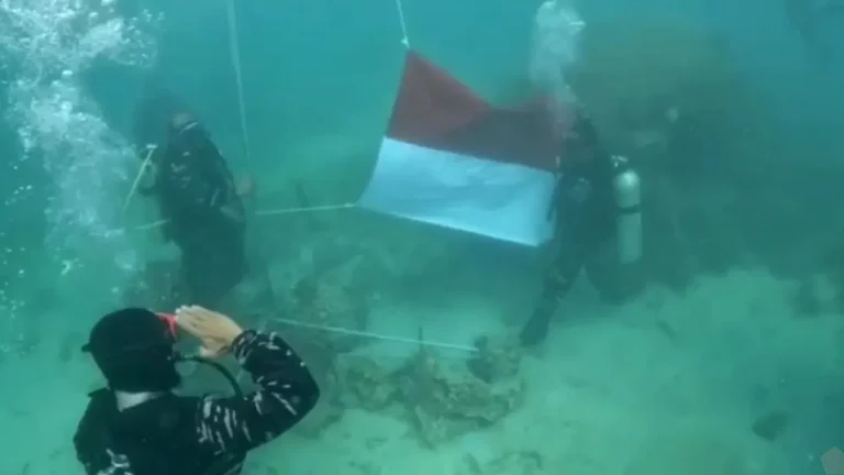 Dari Dasar Laut Pulau Sangiang, TNI AL Kibarkan Bendera Merah Putih Sambut HUT Ke-80 RI