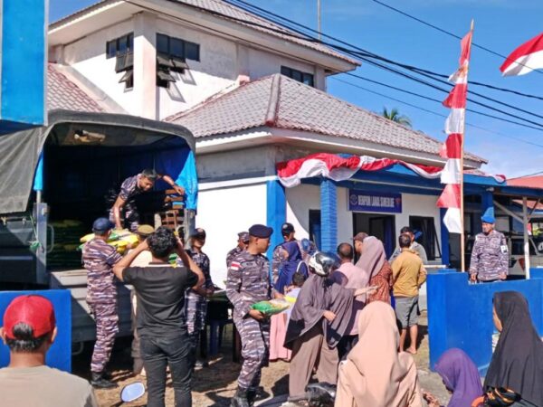 Hadir di Pulau Terluar, TNI AL Sukseskan Gerakan Pangan Murah melalui Penyaluran Beras SPHP