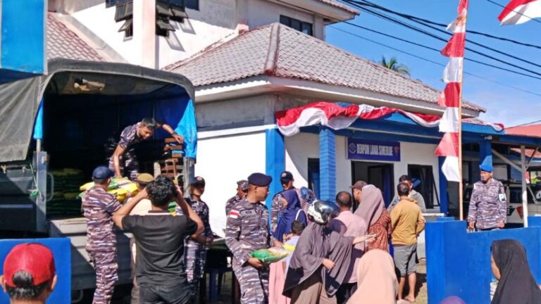 Hadir di Pulau Terluar, TNI AL Sukseskan Gerakan Pangan Murah melalui Penyaluran Beras SPHP