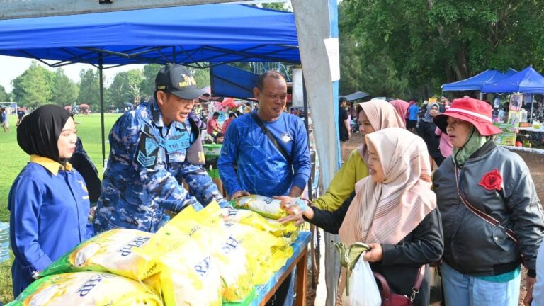 Gerakan Pangan Murah Lanud Suryadarma Disambut Antusias Masyarakat