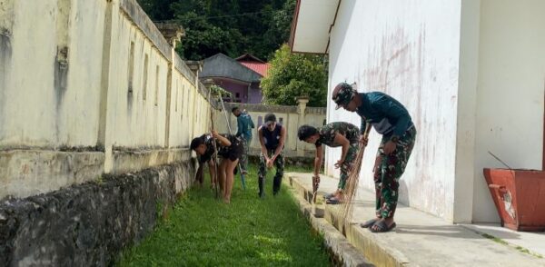 Satgas Pamtas RI-PNG Yonif 763/SBA Pos Kokas Gelar Aksi Peduli Lingkungan, Bersihkan Sekolah di Kampung Bori