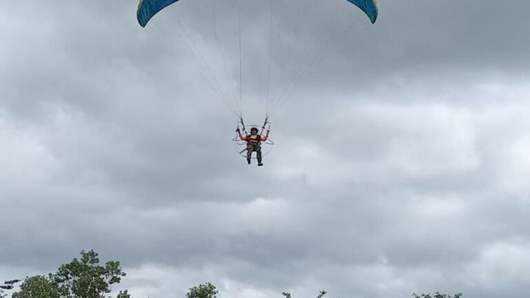Atraksi Paramotor Lanud J.A. Dimara Semarakkan HUT Ke-80 RI di Merauke