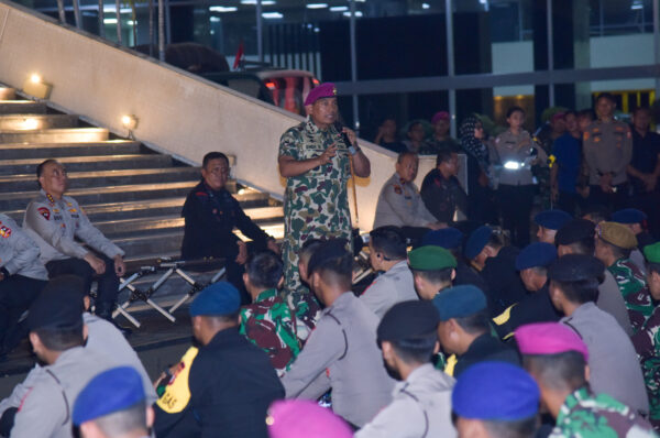 Pangkormar Dampingi Kapolri Tinjau Pasukan Pengamanan di Gedung DPR / MPR RI
