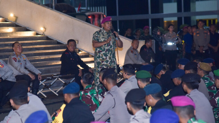 Pangkormar Dampingi Kapolri Tinjau Pasukan Pengamanan di Gedung DPR / MPR RI