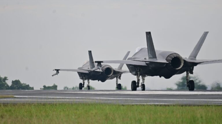F-16 TNI AU Kawal Operasi Amfibi pada Latihan Multinasional SGS 2025
