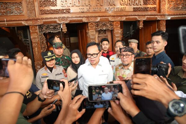 Rakor dengan Pemkab Cirebon, Wamendagri Bima Arya Tekankan Pentingnya Pemulihan Kondisi Pasca-Aksi Massa