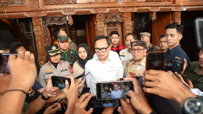 Rakor dengan Pemkab Cirebon, Wamendagri Bima Arya Tekankan Pentingnya Pemulihan Kondisi Pasca-Aksi Massa