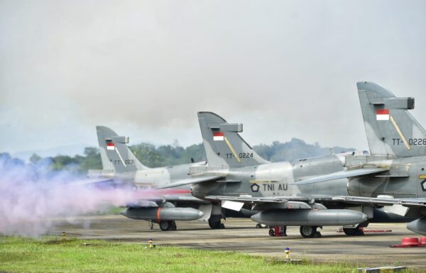 Wakasau Tinjau Kesiapan Smoke Trail Merah Putih Pesawat Hawk Skadron 1 Lanud Spo dan Skadron 12 Lanud Rsn Persiapan HUT TNI 5 Oktober