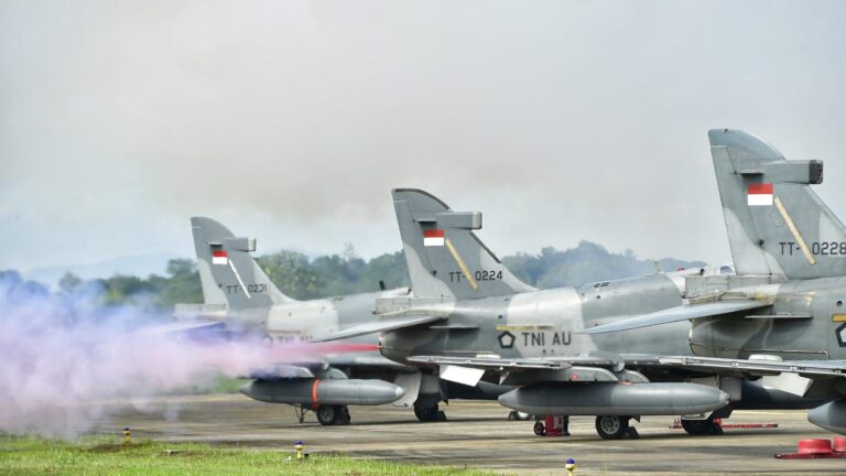 Wakasau Tinjau Kesiapan Smoke Trail Merah Putih Pesawat Hawk Skadron 1 Lanud Spo dan Skadron 12 Lanud Rsn Persiapan HUT TNI 5 Oktober