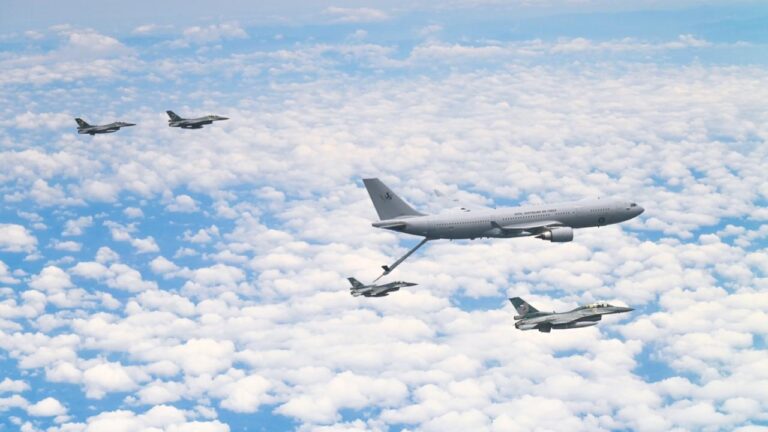 Penerbang F-16 TNI AU Asah Kemampuan Isi Bahan Bakar di Udara bersama KC-30A RAAF