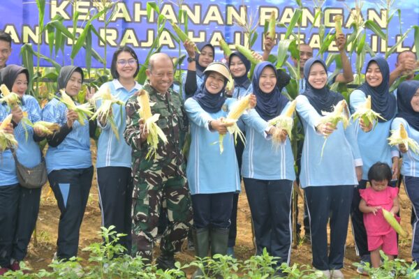 Dukung Kebijakan Nasional, Lanud RHF Gelar Panen Raya Jagung
