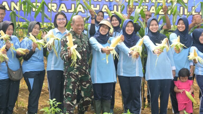 Dukung Kebijakan Nasional, Lanud RHF Gelar Panen Raya Jagung