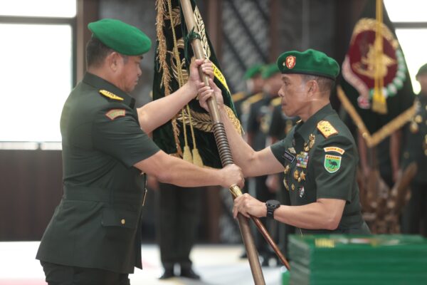 Mayjen TNI Cristian Kurnianto Tehuteru Memegang Tongkat Komando Pangdam “Lanjutkan Pengabdian di Bumi Kasuari”