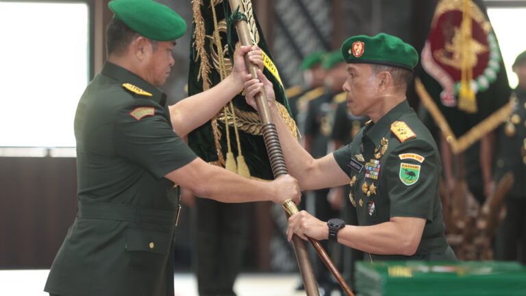 Mayjen TNI Cristian Kurnianto Tehuteru Memegang Tongkat Komando Pangdam “Lanjutkan Pengabdian di Bumi Kasuari”