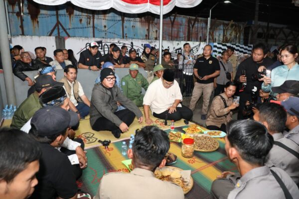 Aktivasi Siskamling, Wamen Bima Arya “Ronda” Bareng Wali Kota Bandung