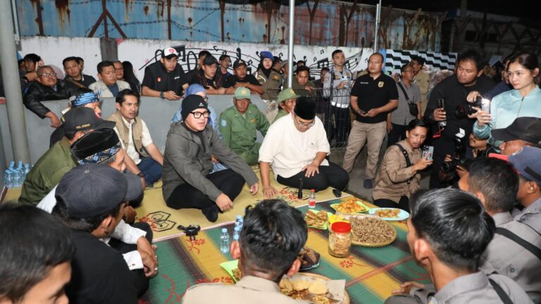 Aktivasi Siskamling, Wamen Bima Arya “Ronda” Bareng Wali Kota Bandung