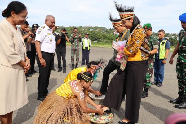 Disambut Prosesi Adat Injak Piring, Pangdam Kasuari dan Ketua Persit KCK Daerah XVIII/Kasuari Resmi Jejakkan Kaki di Bumi Kasuari