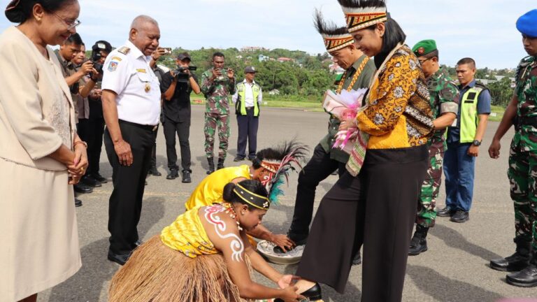 Disambut Prosesi Adat Injak Piring, Pangdam Kasuari dan Ketua Persit KCK Daerah XVIII/Kasuari Resmi Jejakkan Kaki di Bumi Kasuari