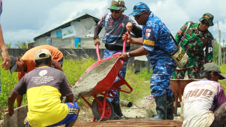 Aksi Humanis TNI AU, Lanud Yohanis Kapiyau Timika Bantu Warga Bangun Jembatan